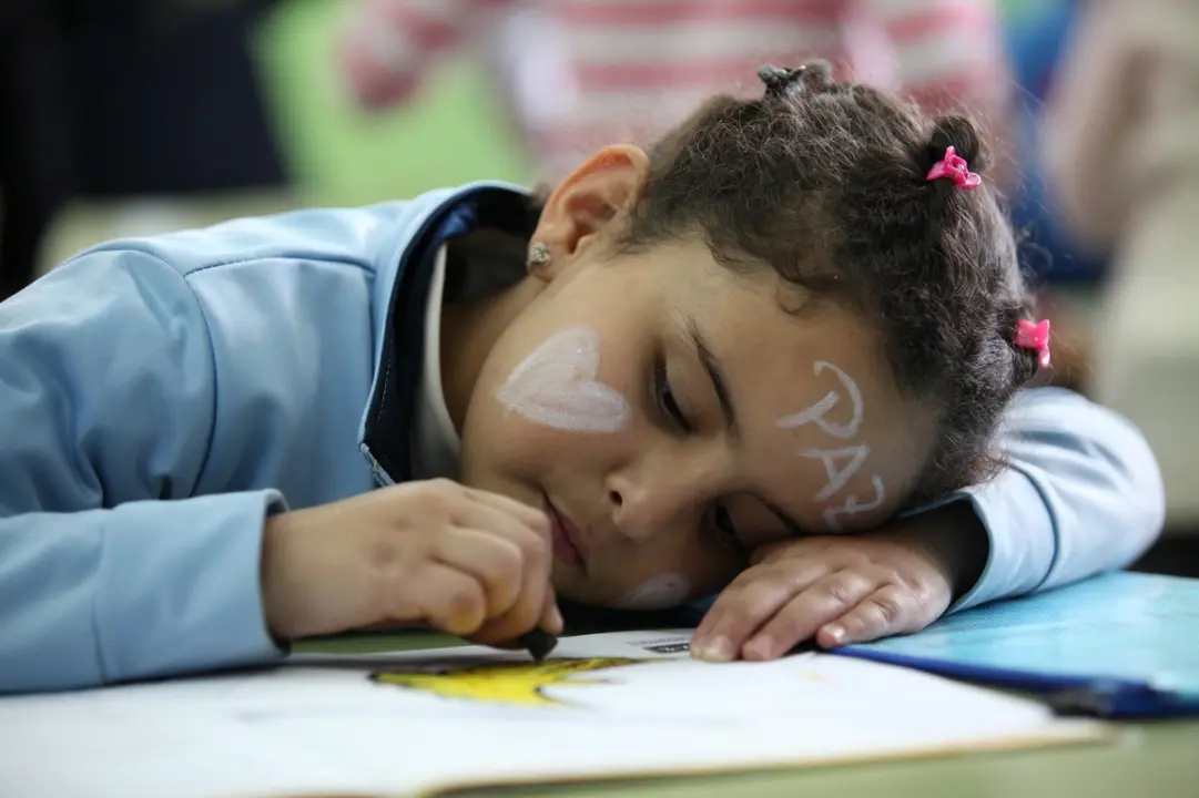 Ni&ntilde;a celebrando el D&iacute;a de la Paz.