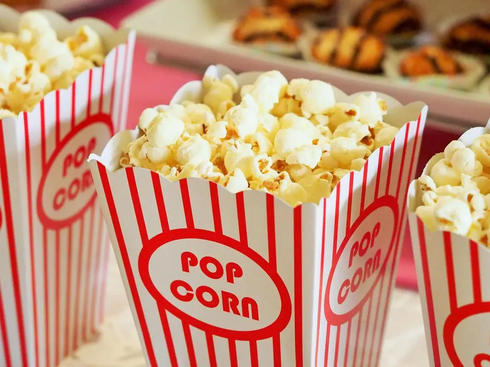 Palomitas en el cine. Imagen de archivo.