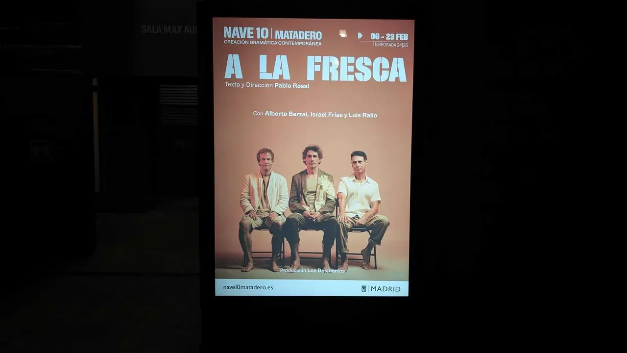 Cartel promocional de la obra 'A la fresca'  en Nave 10 Matadero.