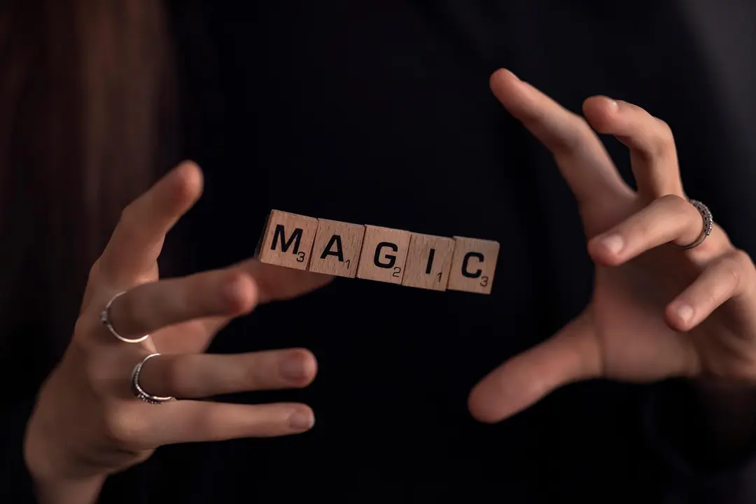 Manos con magia. Imagen de archivo.