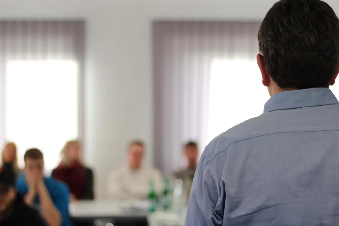 Profesor impartiendo un taller.