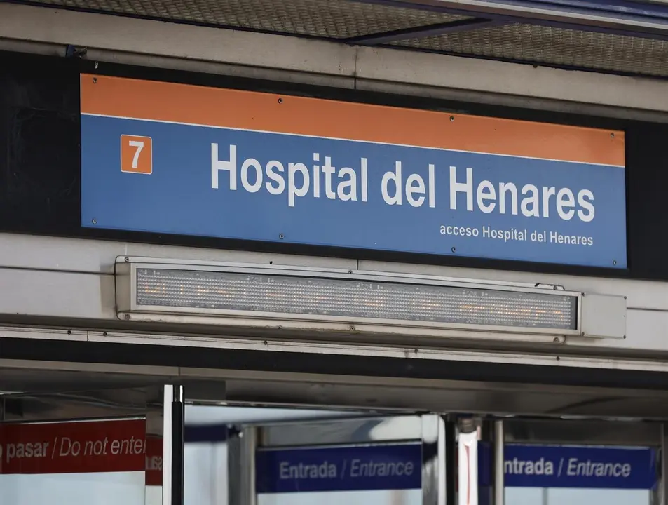 Entrada a la estaci&oacute;n de Metro 'Hospital del Henares' de la l&iacute;nea 7.