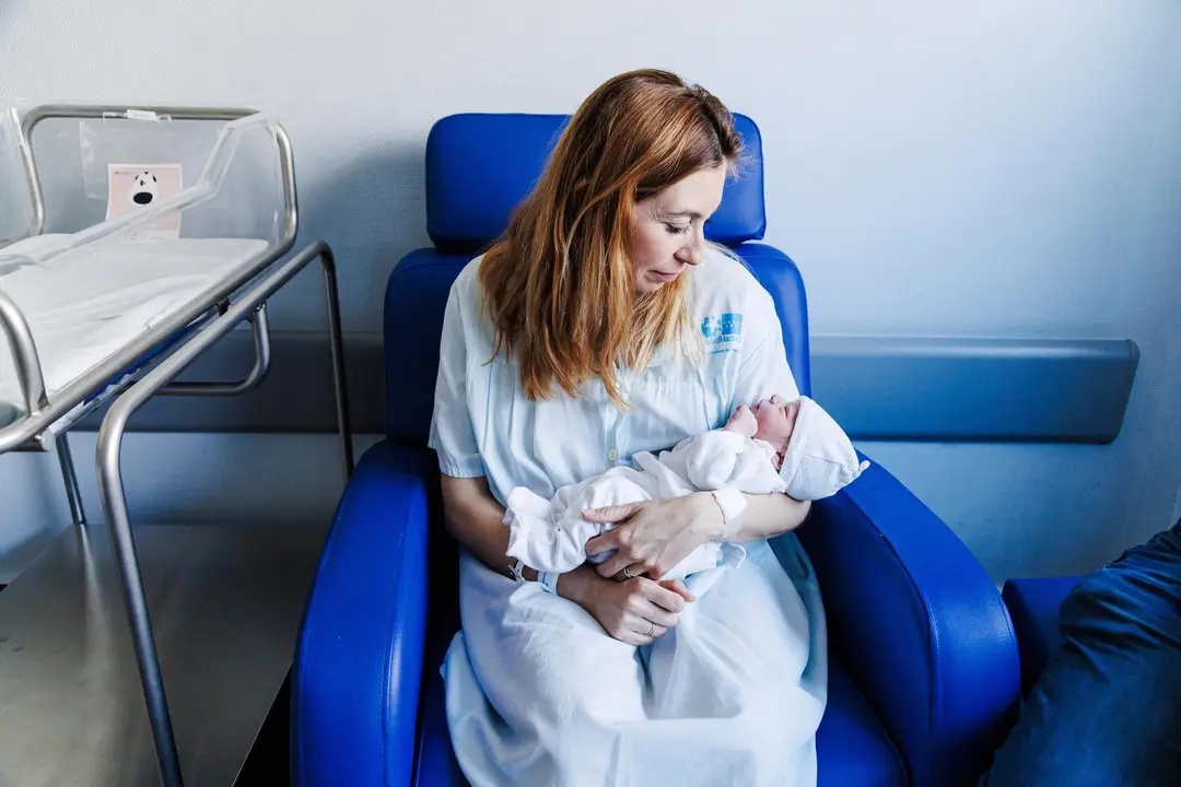 Una mujer con un bebe en Torrej&oacute;n de Ardoz. Nacimientos en foto de archivo.