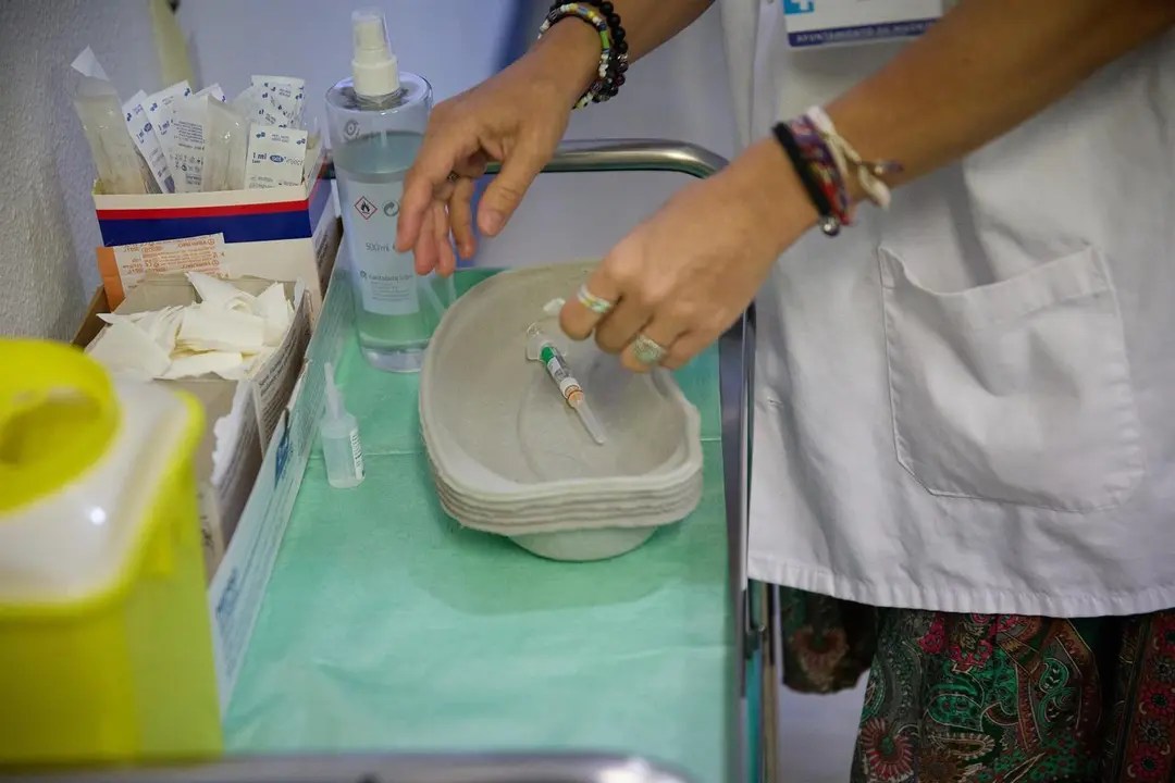 Enfermera con material m&eacute;dico.