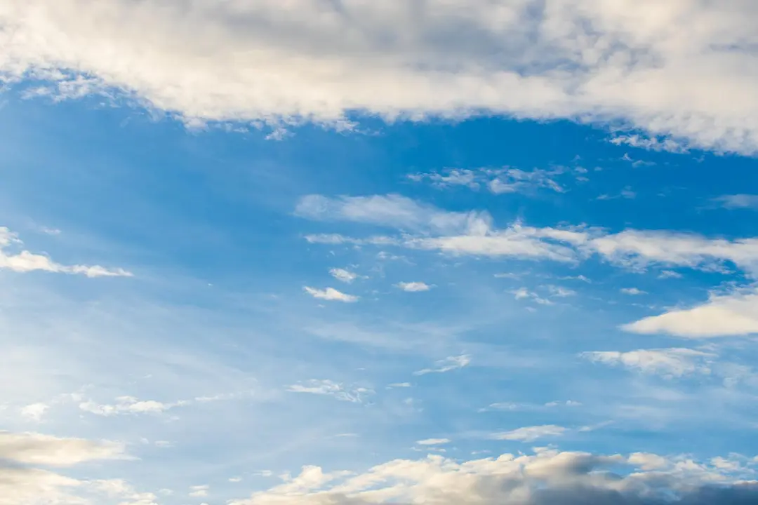 Un cielo con algunas nubes dispersas. Imagen de archivo.