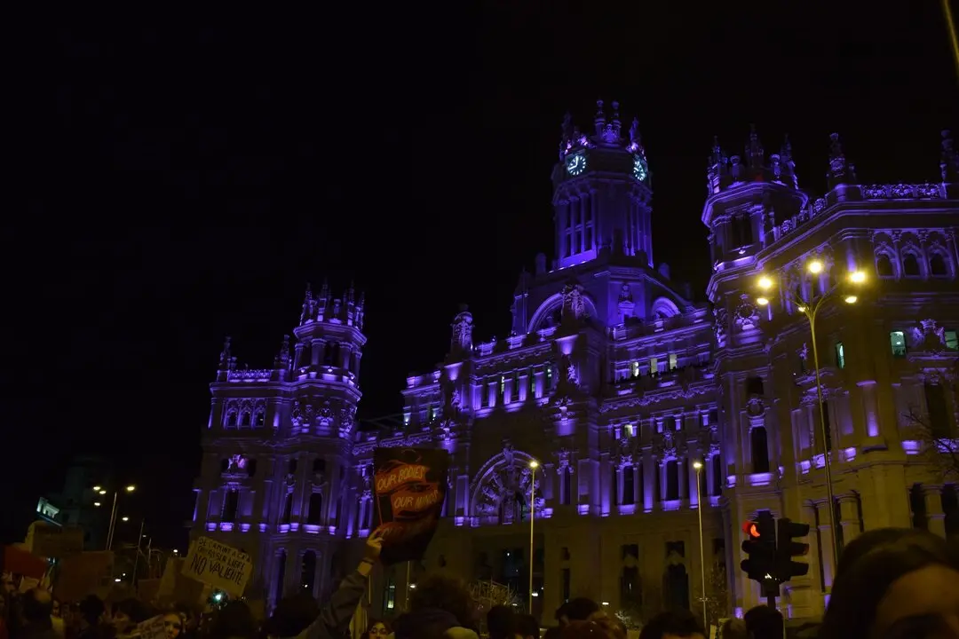 El Palacio de Cibeles iluminado de morado por el 8M. Imagen de Pilar Mesquida.