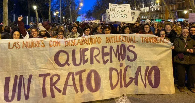 Pancarta de Plena Inclusi&oacute;n Madrid en la manifestaci&oacute;n del 8M, en Madrid.