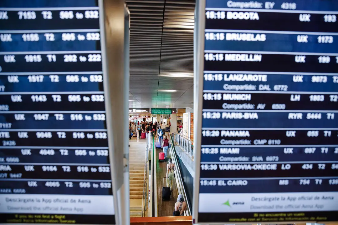 Vista de pasajeros y pantallas de se&ntilde;alizaci&oacute;n de los vuelos en la Terminal 1 del Aeropuerto Adolfo Su&aacute;rez Madrid Barajas.