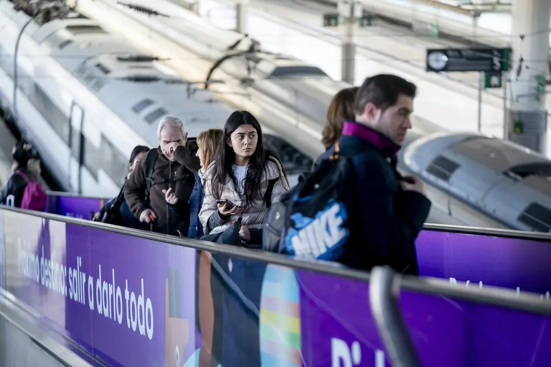 Varias personas suben unas escaleras mec&aacute;nicas de la estaci&oacute;n de Atocha-Almudena Grandes.
