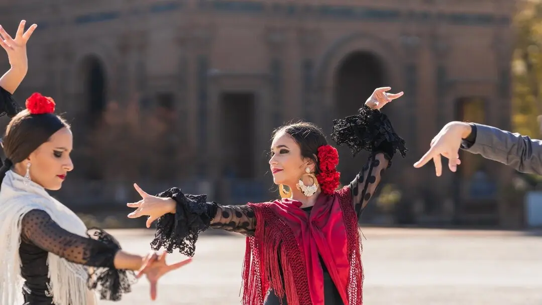 Tres personas bailando flamenco.