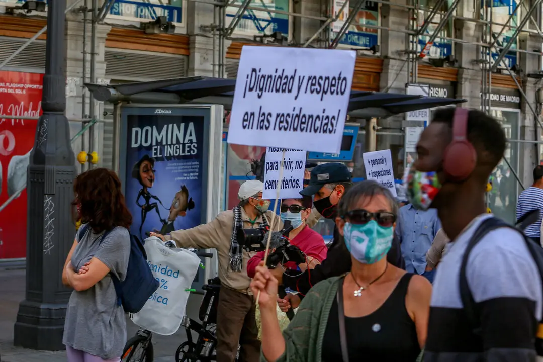 Componentes de Marea de Residencias sostienen pancartas durante una manifestaci&oacute;n. Imagen de archivo.