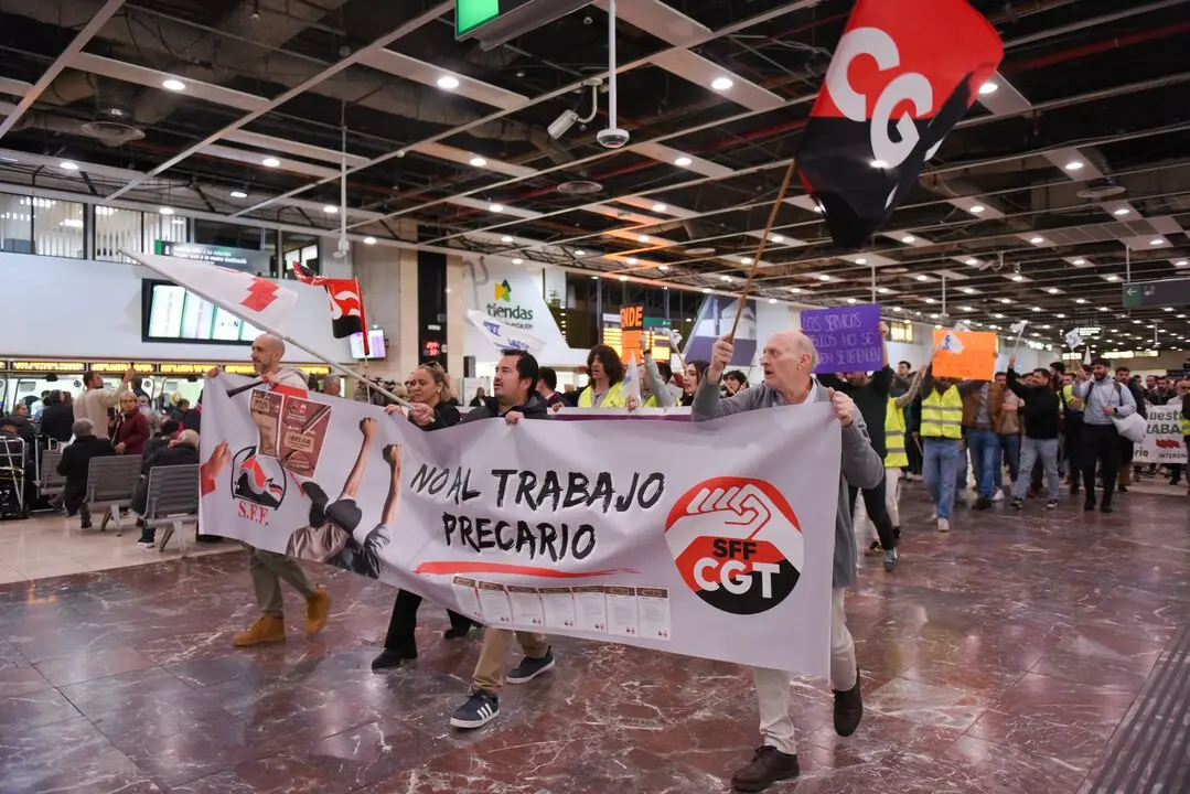Varios trabajadores de Renfe y Adif durante una concentraci&oacute;n por la huelga estatal, en la Estaci&oacute; de Sants, a 17 de marzo de 2025, en Barcelona.