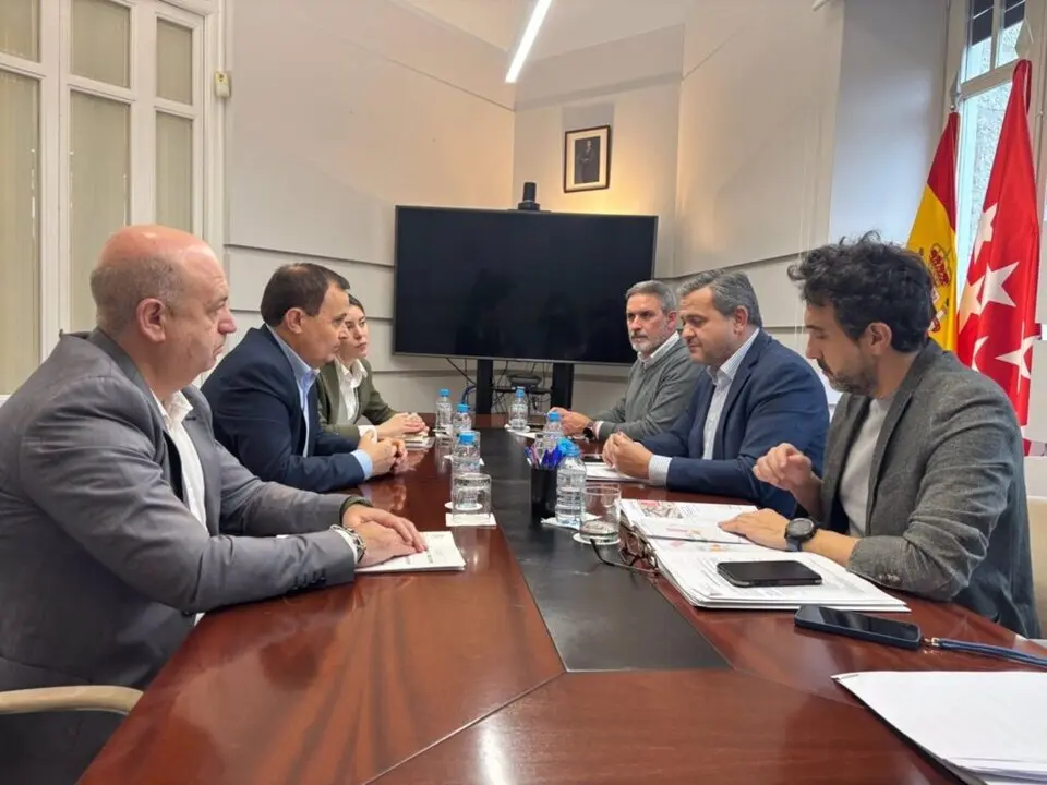 El alcalde de Coslada, &Aacute;ngel Viveros, mantiene una reuni&oacute;n con el consejero de Vivienda, Transportes e Infraestructuras, Jorge Rodrigo.