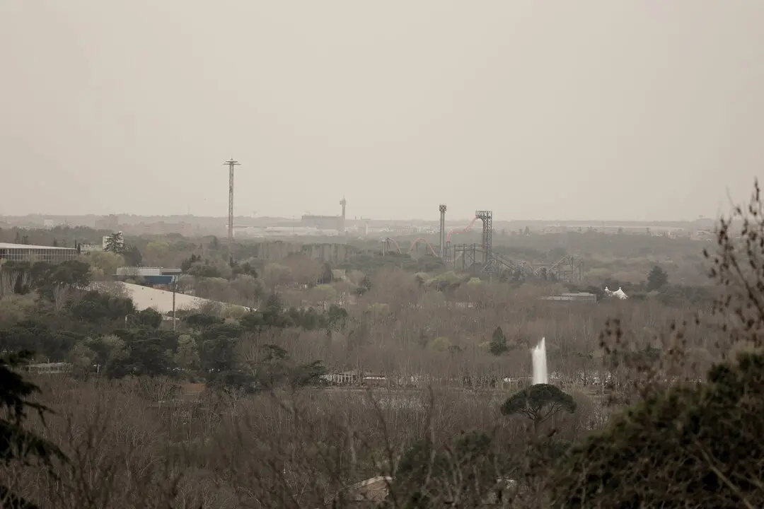 Vistas de Madrid desde el Templo Debod, durante el segundo d&iacute;a con presencia de polvo sahariano en la ciudad.