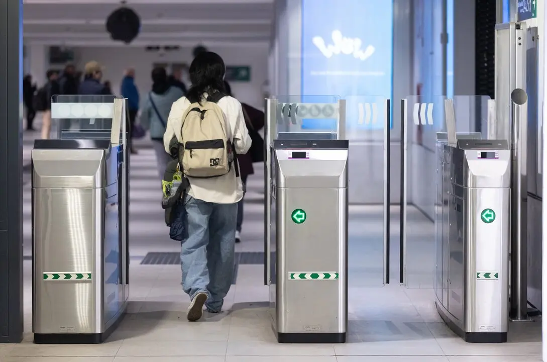 Una persona valida su billete en la estaci&oacute;n de Chamart&iacute;n, a 29 de enero de 2025, en Madrid (Espa&ntilde;a).