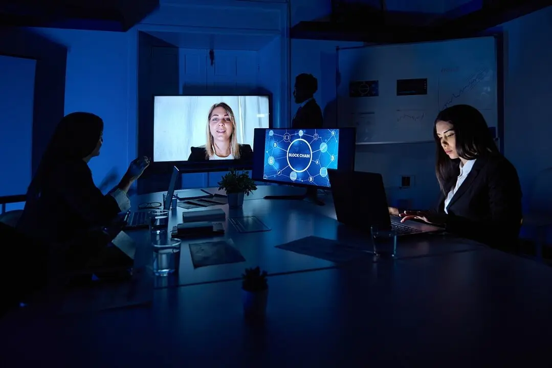 Personas trabajando con una IA. Imagen de archivo.