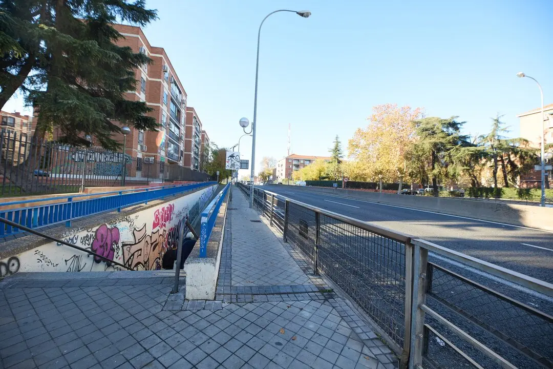 Dos personas bajan las escaleras que dan al paso subterr&aacute;neo de la A-5 en Padre Piquer. Imagen de archivo.