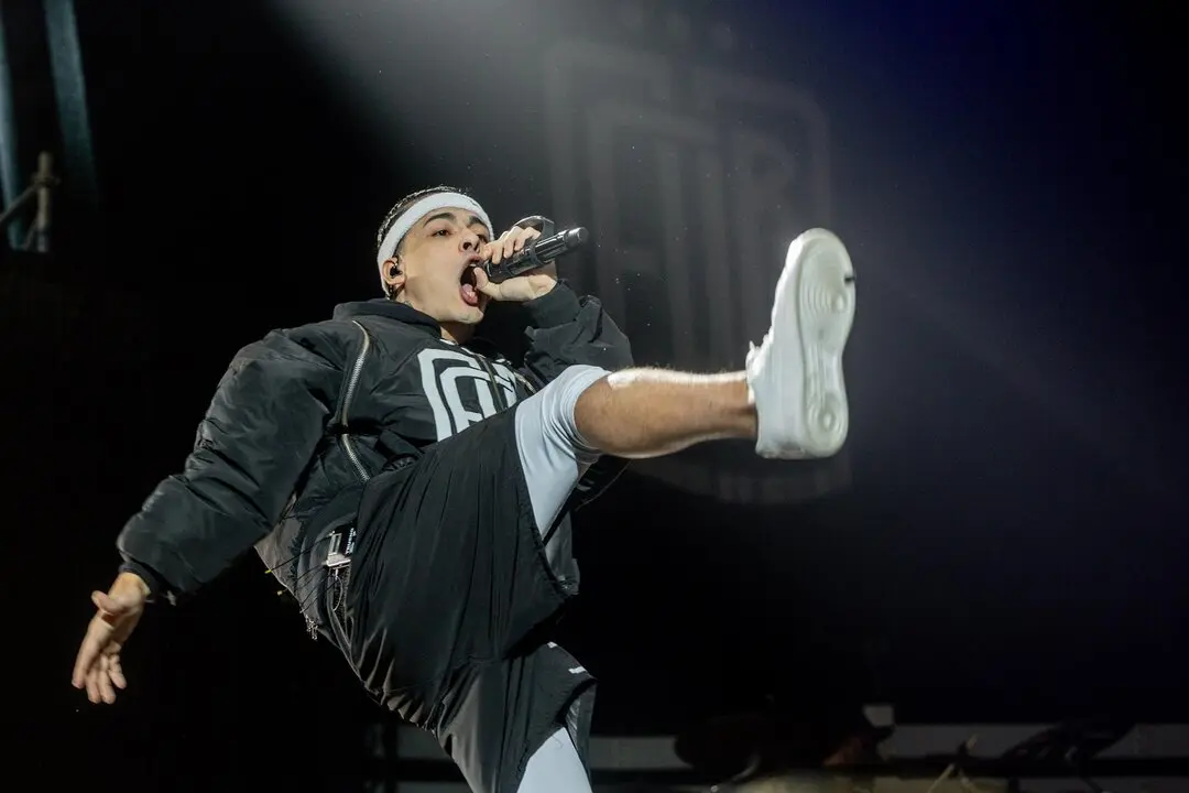 El cantante argentino, Trueno durante su concierto en el Movistar Arena.