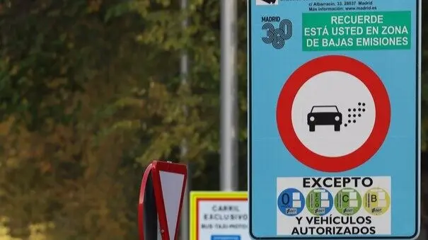 Un cartel marca la el Inicio de una zona de bajas emisiones (ZBE).