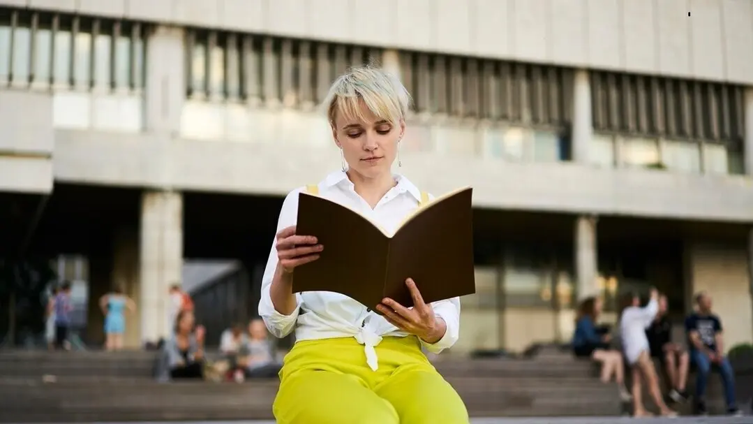 Mujer leyendo. Imagen de archivo.