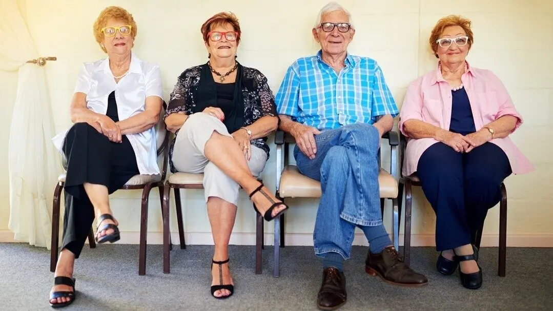 Personas mayores sentadas. Imagen de archivo.