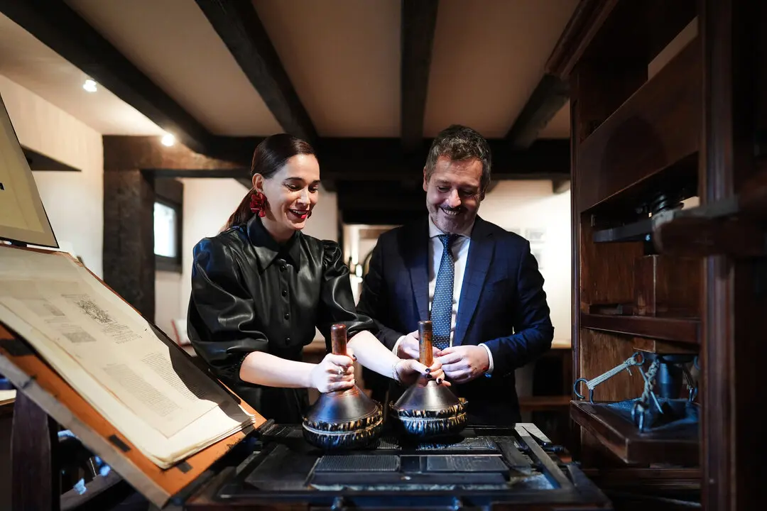 La vicepresidenta de la Sociedad Cervantina, Celia Freijeiro, y el consejero de Cultura, Turismo y Deporte, Mariano de Paco Serrano, en una visita al edificio donde se imprimi&oacute; la primera edici&oacute;n de El Quijote, el 2 de abril de 2025.