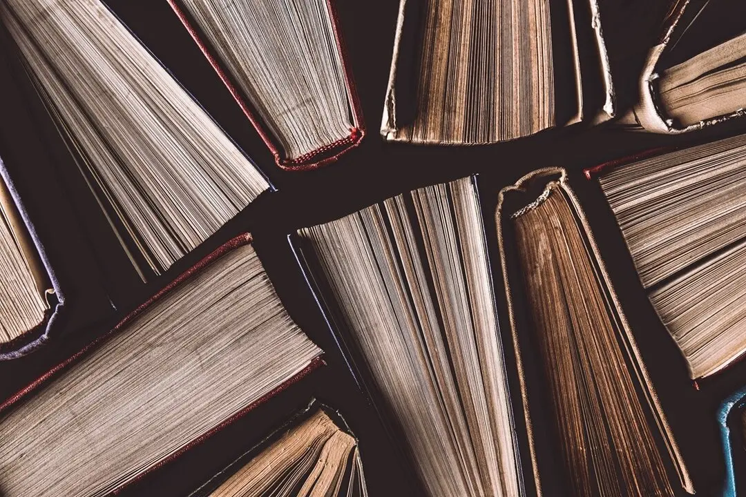 Libros entreabiertos. Imagen de archivo.