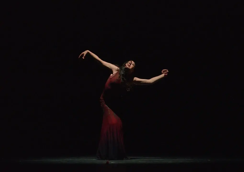 Una bailarina en un escenario.