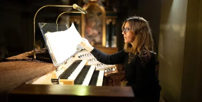La organista Esther Ciudad en el Ciclo de &Oacute;rgano de San Gin&eacute;s. Imagen del Ayuntamiento de Madrid.