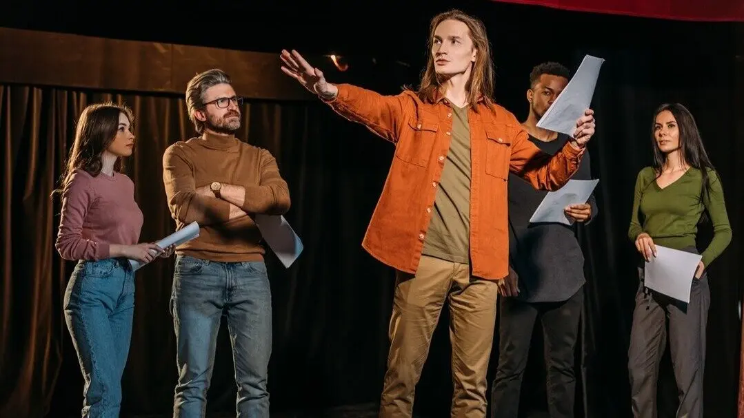Grupo de actores ensayando un guion.