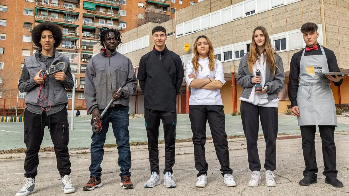 Alumnado de Electricidad, Fontaner&iacute;a, Carpinter&iacute;a, Cocina y Restauraci&oacute;n frente al centro de formaci&oacute;n de Norte Joven en Fuencarral (Madrid).