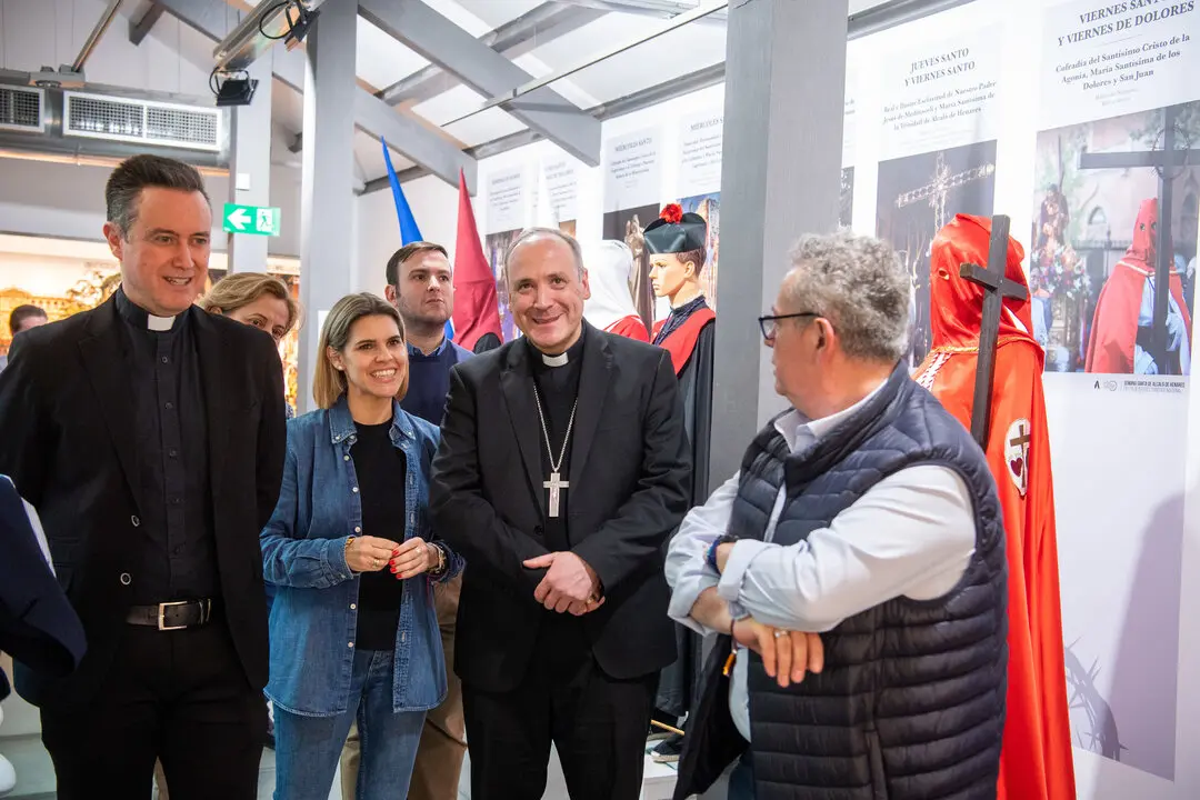La alcaldesa de Alcal&aacute;, Judith Piquet; la teniente de alcaldesa Isabel Ruiz Maldonado; el concejal de Fiestas y Tradiciones Populares de Alcal&aacute; por la Semana santa.