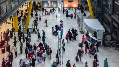 Varias personas caminan por las instalaciones Aeropuerto Adolfo Su&aacute;rez-Madrid Barajas.