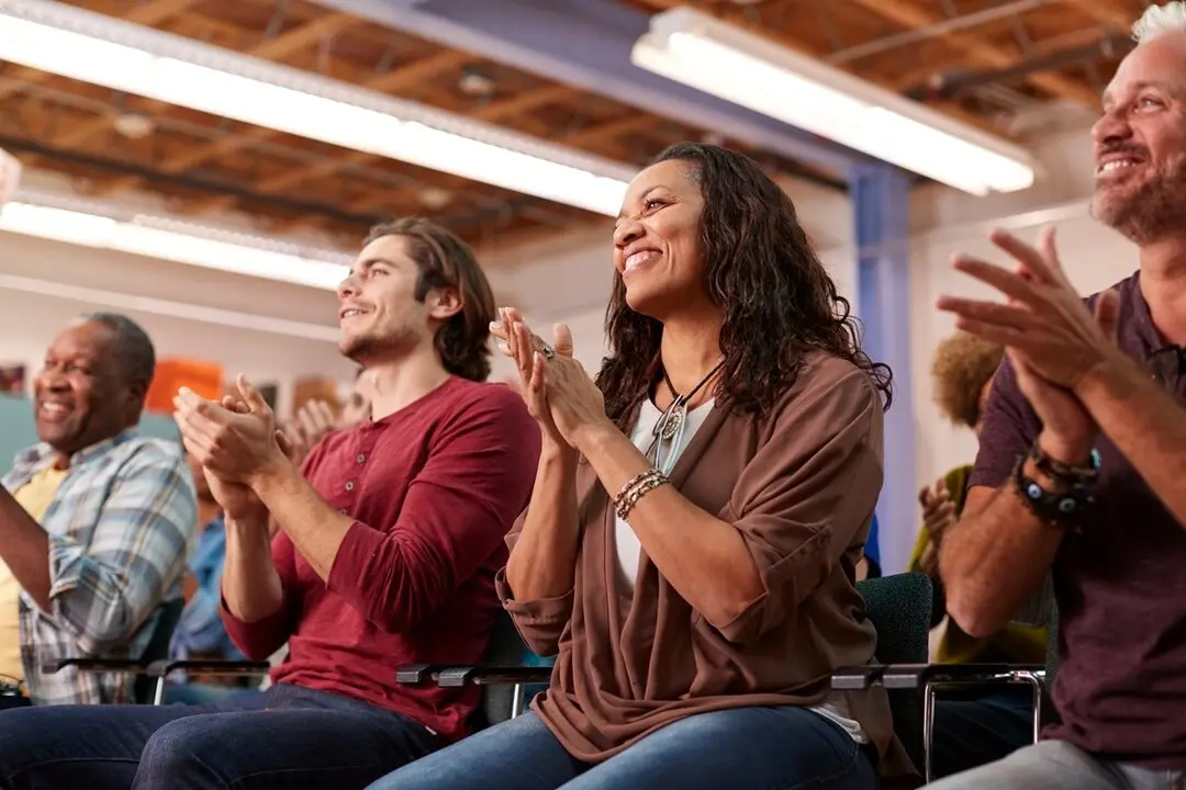 Personas aplaudiendo. Imagen de archivo.