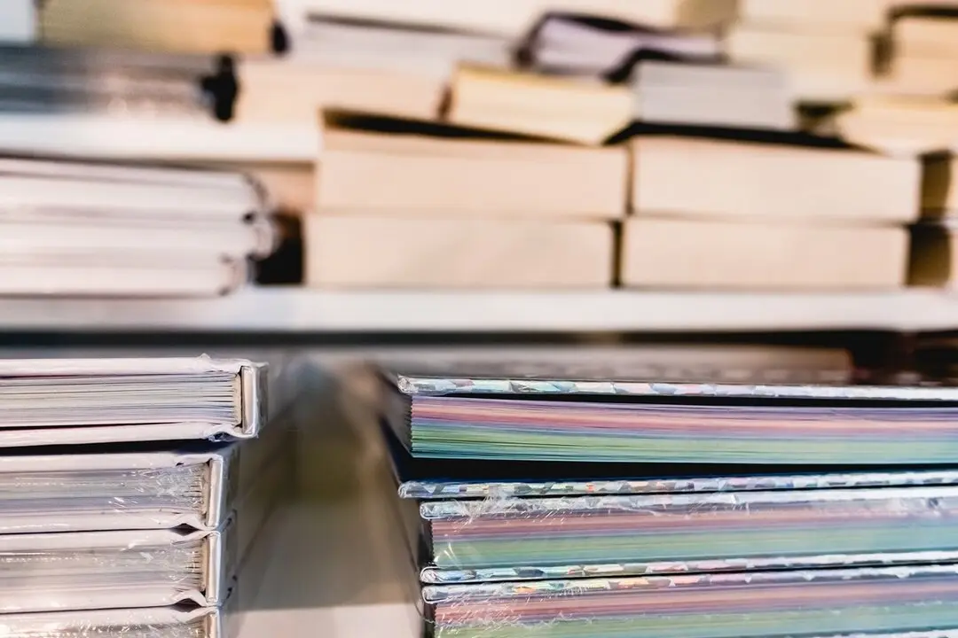 Estanter&iacute;a llena de libros. Imagen de archivo.