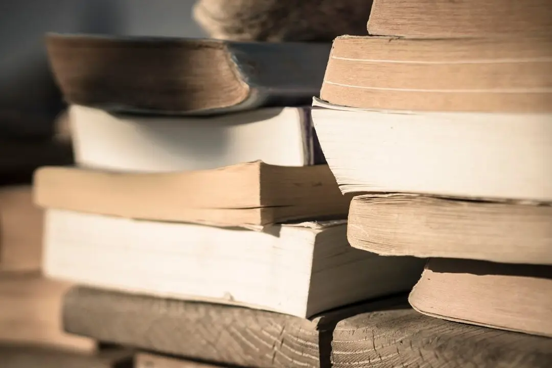 Libros sobre una mesa. Imagen de archivo.