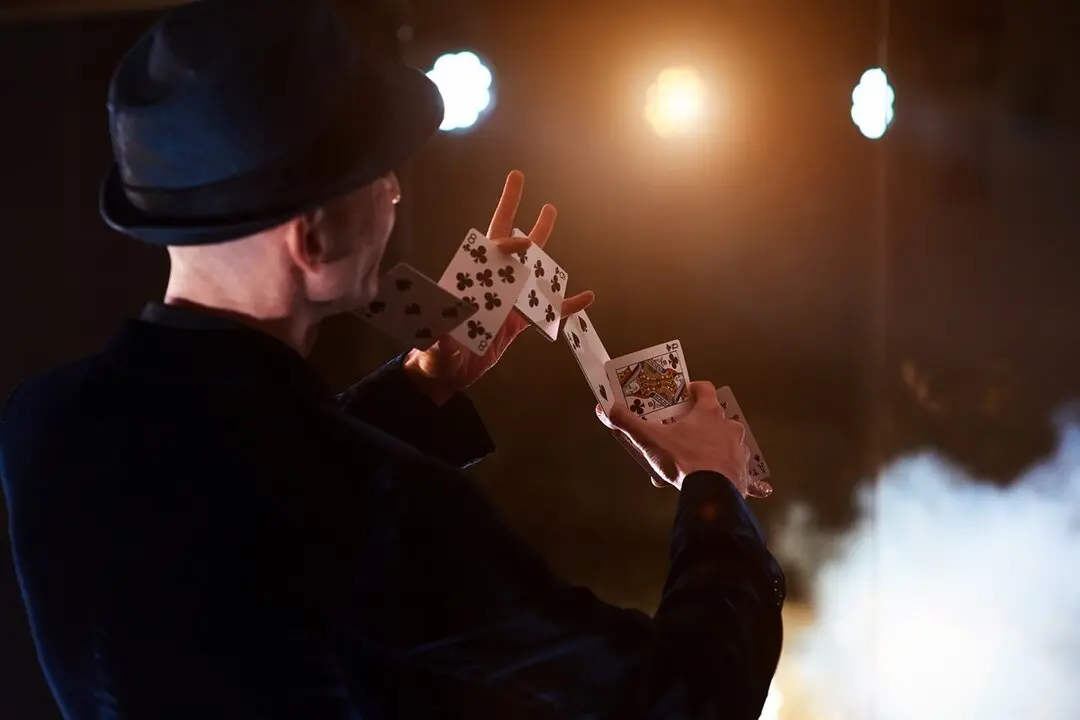 Mago ense&ntilde;ando sus trucos de magia. Imagen de archivo.