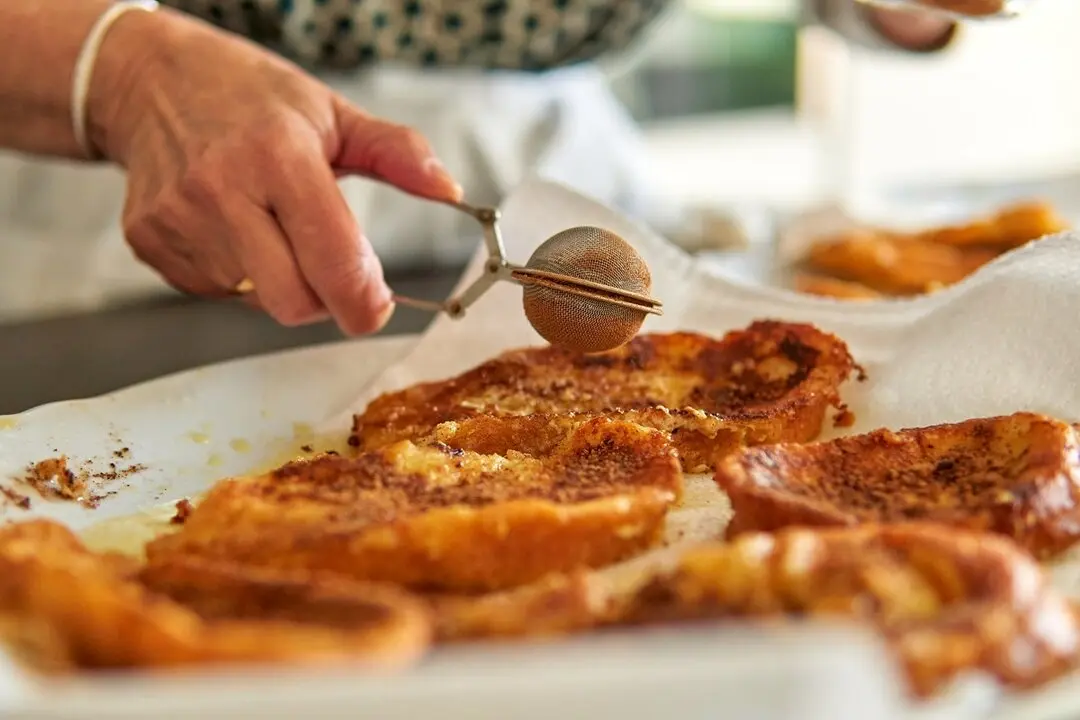 Preparaci&oacute;n de torrijas. Imagen de archivo.