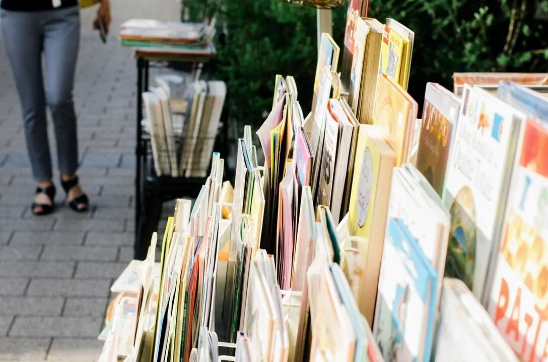 Puesto de libros en la calle. Imagen de archivo.