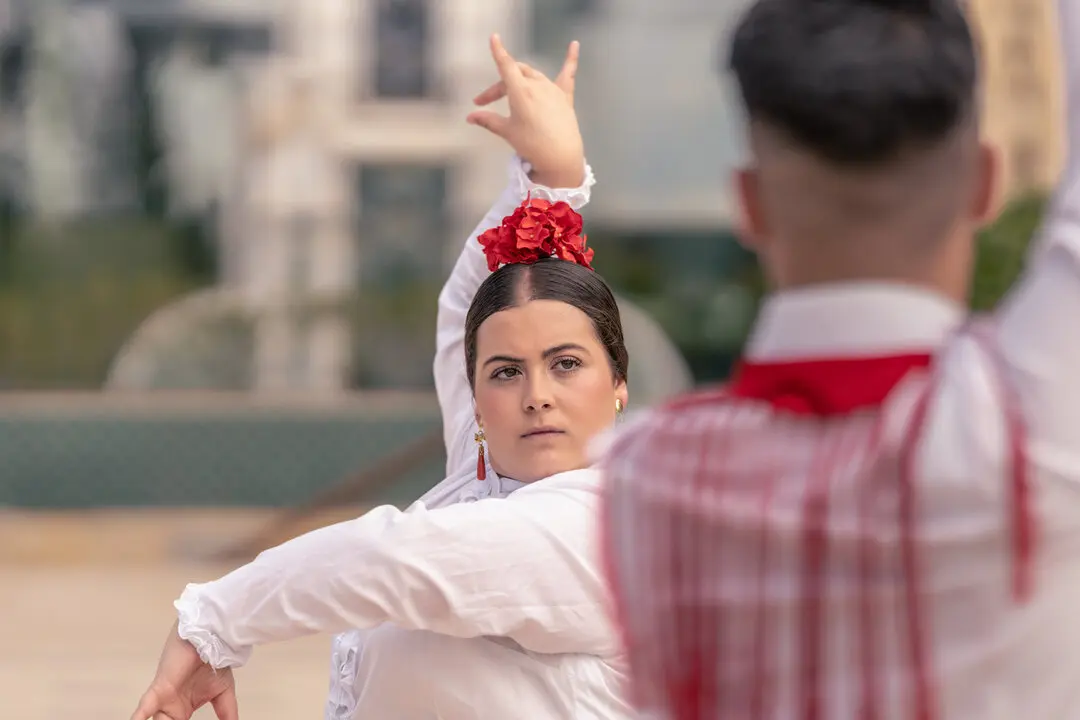 Joven bailarina flamenca bailando con un bailar&iacute;n. Imagen de archivo.