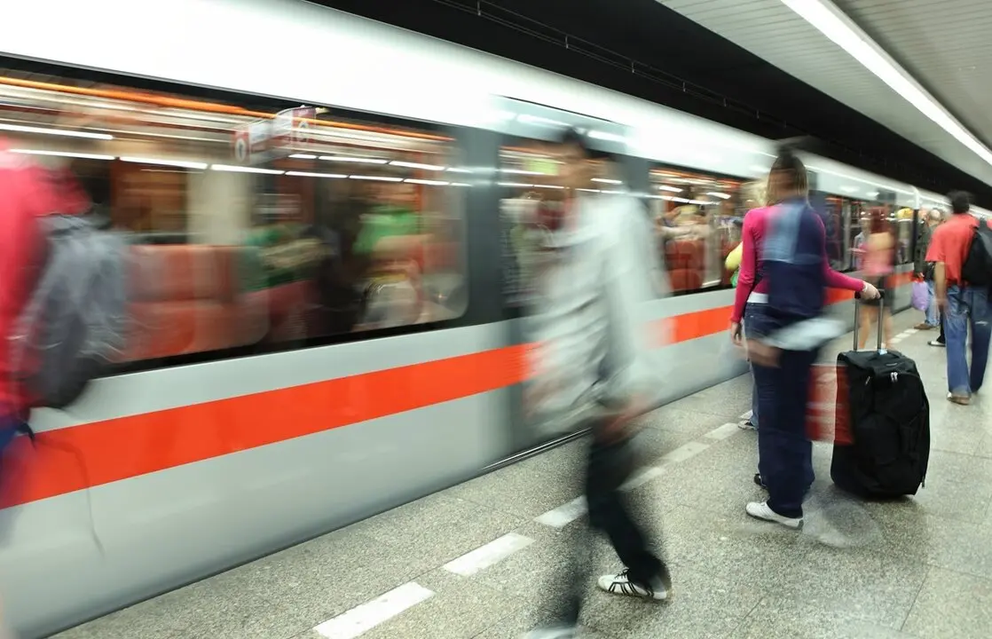 Personas esperando el metro. Imagen de archivo.