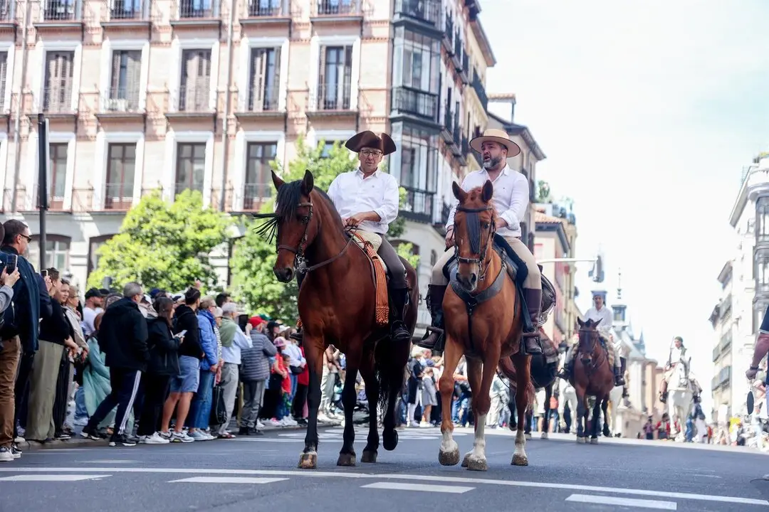Varios actores desfilan durante la recreaci&oacute;n de la Liberaci&oacute;n de Madrid, en la Plaza de la Villa, a 4 de mayo de 2024, en Madrid (Espa&ntilde;a).