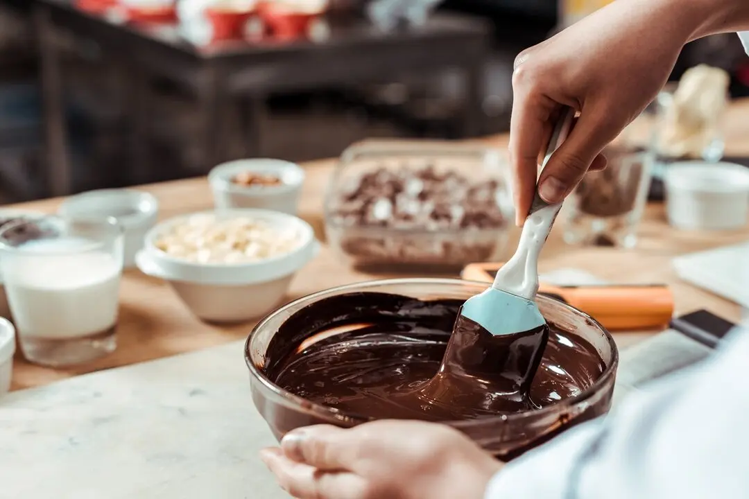 Persona preparando chocolate. Imagen de archivo.