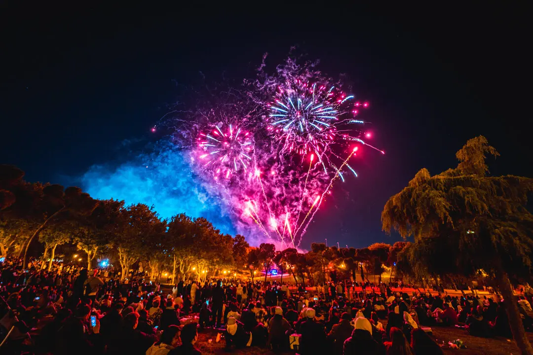 Fuegos artificiales en la Pradera de San Isidro. Imagen de Esto Va en Serio &copy; Madrid Destino.