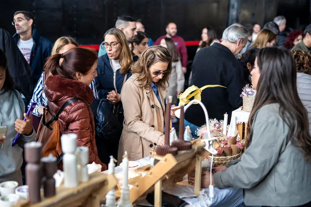 Visitantes del mercado eligiendo sus compras. Foto: Mercado de Motores.