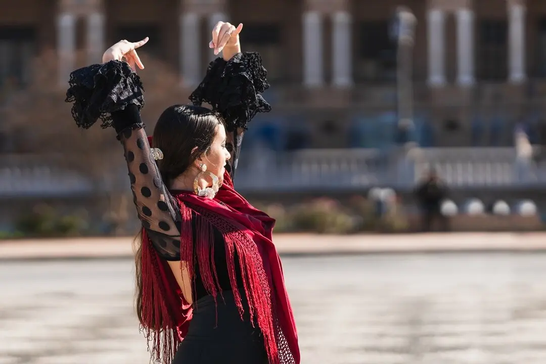 Mujer bailando flamenco. Imagen de archivo.