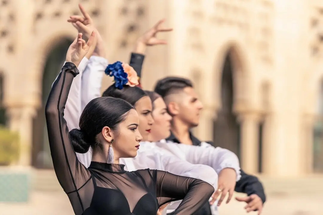 Grupo de personas bailando flamenco. Imagen de archivo.