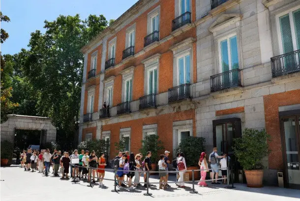 Gente haciendo cola en el Museo Thyssen de Madrid.