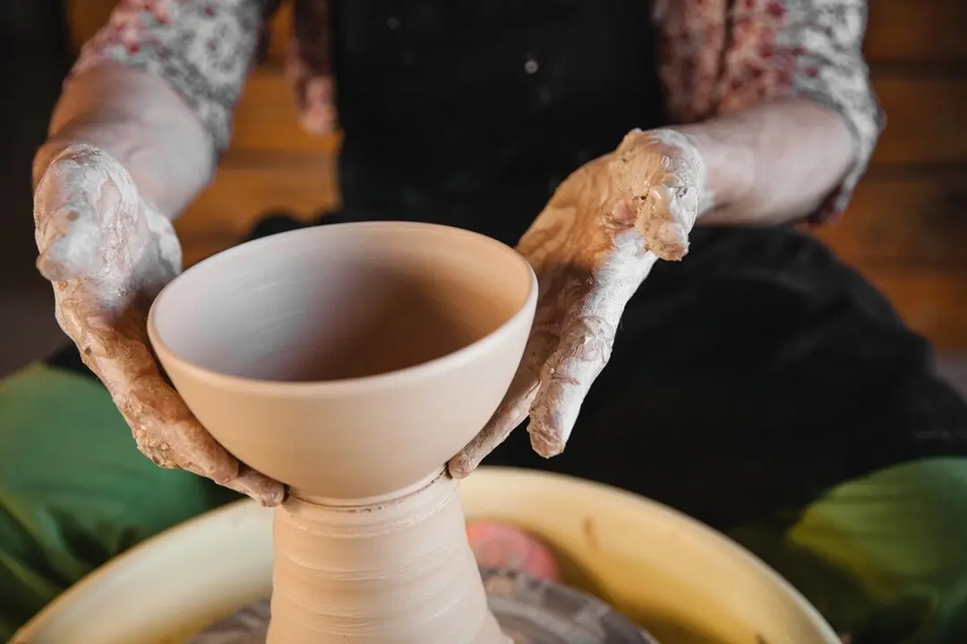 Persona creando una pieza de cer&aacute;mica. Imagen de archivo.