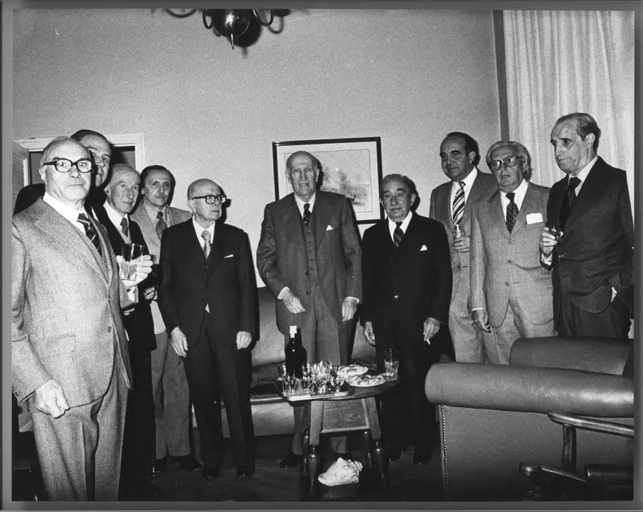 Fotograf&iacute;a de Aleixandre en Velintonia junto a Juli&aacute;n Mar&iacute;as, Gerardo Diego, Antonio Buero Vallejo y D&aacute;maso Alonso, entre otros. Imagen de EP.